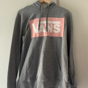 Hoodie - Säljer en grå hoodie från märket VANS. Använd men i bra skick. Storlek X-small  Möts upp eller står du som köpare för frakten 😊