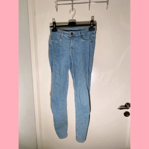 Blåa jeans i storlek 26 - passar xs-s  - Blåa jeans som passar storlek xs-s! Knappt använda så i väldigt fint skick! Säljes då de är för små för mig som är en m-l ❤️ skinny jeans!  OBS: pris går att diskutera vid snabb affär ❤️  