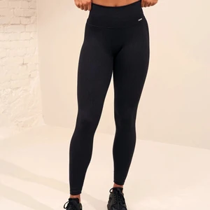 Aim’n träningstights  - Svarta ribbade Amin tights i storlek S Säljer då jag aldrig använder som, men dom är verkligen super sköna och har skönt material!