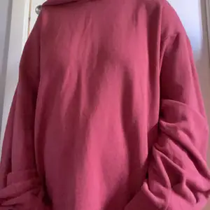 En hoodie i tegelröd färg från lager 157 i storlek L med fickor. Jag har vanligtvis på mig storlek M så denna är något oversized på mig. 