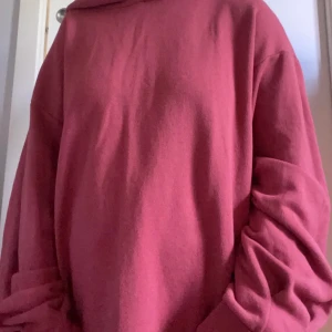 Hoodie lager 157 - En hoodie i tegelröd färg från lager 157 i storlek L med fickor. Jag har vanligtvis på mig storlek M så denna är något oversized på mig. 