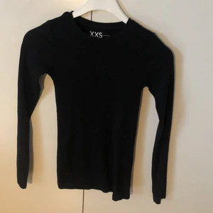 Långärmad tröja - Säljer denna tajta tröja från new yorker!🌸 Den är i storlek XXS men passar verkligen många stolekar över det då den är stetchig. Ordinarie pris var 90kr, jag säljer den för 30kr!😍 