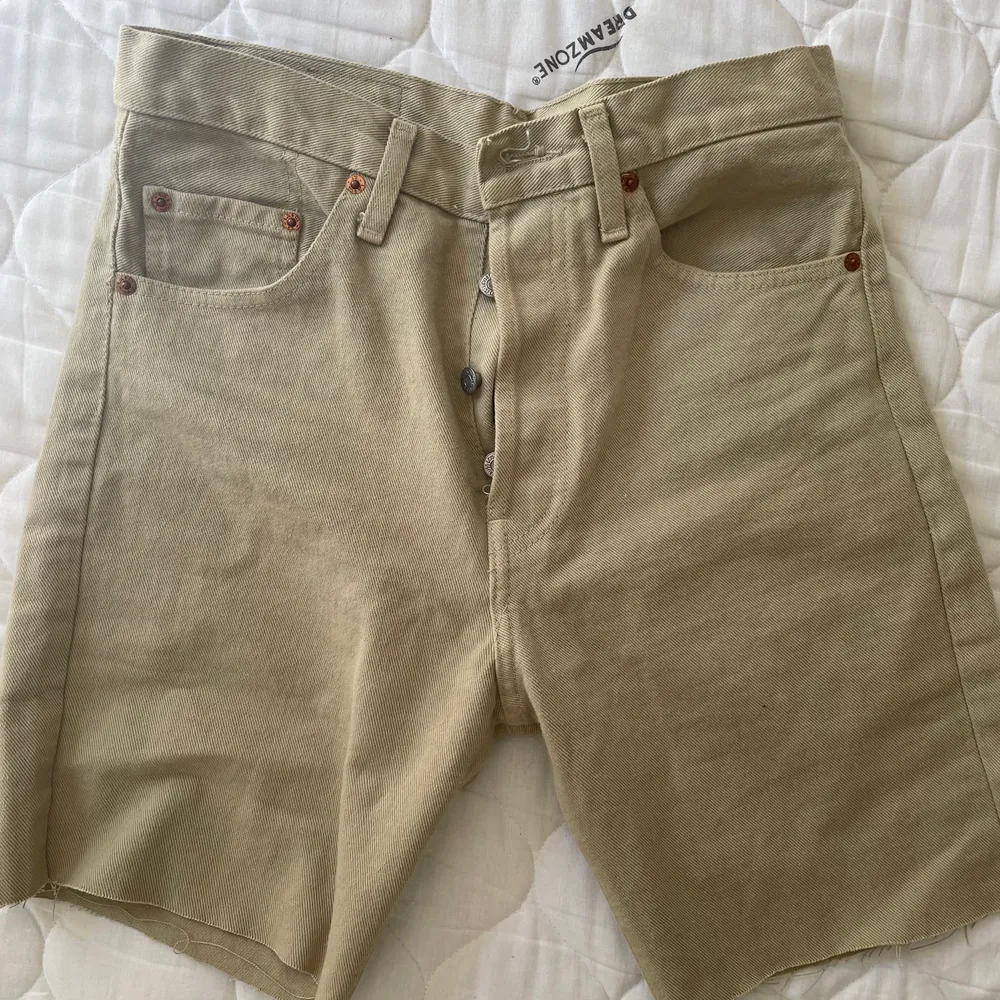 Shorts från Levis köpta secondhand🌸🍓 Lågmidjade midjemått ca 76cm. Shorts.