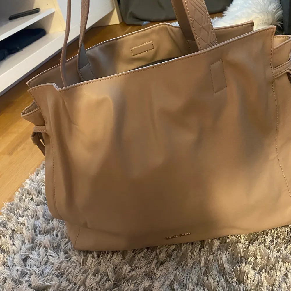 Säljer min väska från Calvin Klein köpt för 800 kr i Finland. Då jag köpte väskan kostade den 1199 kr. Priset kan diskuteras🦋. Väskor.