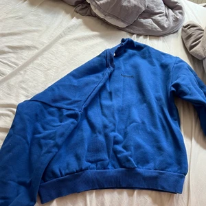 Mörk blå sweatshirt  - Jätte fin blå sweatshirt, älskar den men tyvärr råkade min mamma krympa den i tvätten och kan därför inte längre ha den💕 köpare står för frakt. Kan diskutera pris