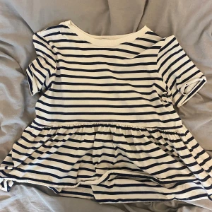 Zara topp - Säljer denna söta tröja med volanger från Zara 💗 säljer då det inte är min stil längre, inga defekter alls !!