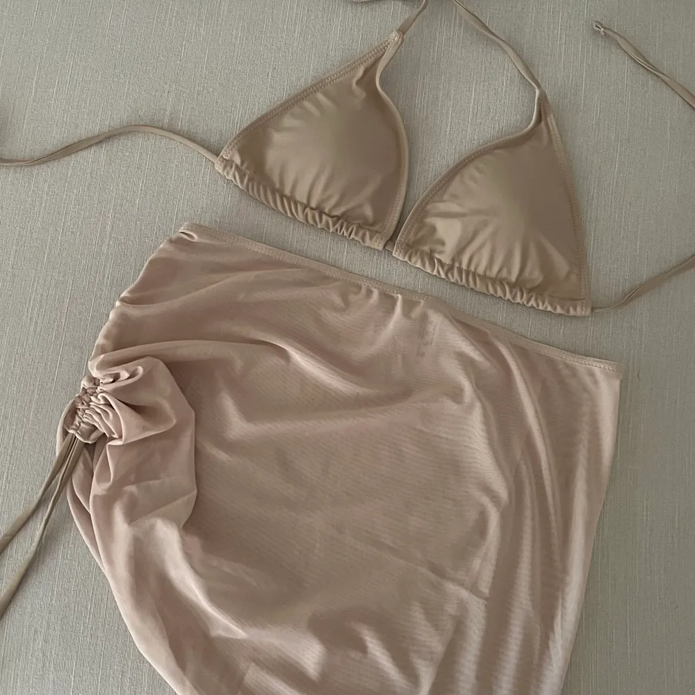 Säljer ett set med beige bikini och matchande strandkjol, storlek L! Aldrig använt. Övrigt.