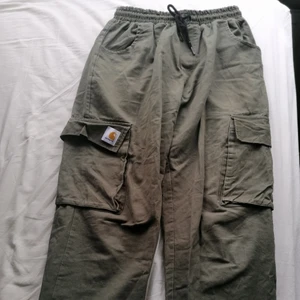Carhart cargo byxor  - Byxorna är i storlek L och är i bra skicka. Storleken är lite kortare än vanligt så passar mes som M. Jag har både i svart och grönt. 300 kronor styck med båda för 500! 