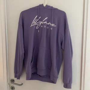 Lily lane london hoodie  - Jätte fin hoodie jag köpte på jd föra året men de va lite av ett impuls köp så har inte använt den alls💕,den är i stolek S men sitter som en M/L💕.pris kan diskuteras 