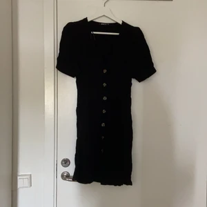 Klänning från Gina  - Klänning från Gina med fina bruna knappar i storlek 38 men är liten i storleken och är mer som en 34-36, knappt använd!