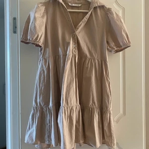Zara klänning  - Söt beige klänning, frakten kostar 49kr🤍🤍🤍 