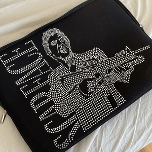 Datorfodral  - Super fint datorfodral med massa fina glittrigas stenar på som sitter skitbra vilket jag faktiskt inte trodde.🪩 använt ett par gånger men alla sitter kvar! Inga feläckar! Har ingen dator i nuläget så där ingen användning av den!🪩🪩