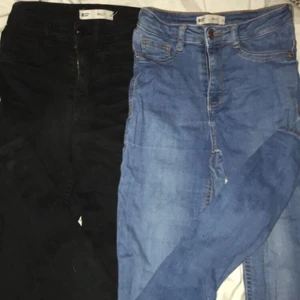 Två mollyjeans - Två st tajta molly jeans från Gina, blåa i S svarta i XS. Svarta med hål blåa utan hål. 80 för båda 50 för ett par!