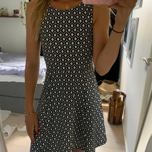 Mönstrad klänning  - mönstrad klänning med öppet i ryggen, endast använd en gång. köpare står för frakt