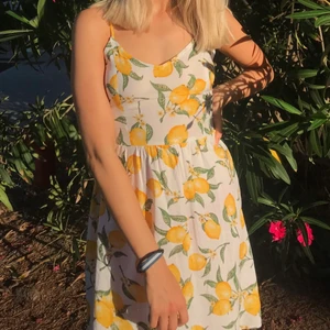 klänning med mönster  - Säljer denna söta klänning med citronmönster. Köpt för några år sen från H&M men sparsamt använd och är i fint skick. Storlek 32 men skulle säga att den även passar storlek 34/36. Köparen står för frakten och betalning sker via swish 🍋💛