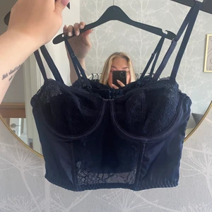 Topp - Säljer denna otroligt fina top/underklädes då den aldrig kommit till användning pga liten i bysten för mig. Den är som ny och nya priset va på 279. Det är storlek M men skulle säga den passar mer S-M