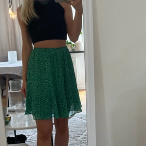 Blommig kjol - Så fint skick, från mango i storlek S. Endast använd fåtal gånger🌼 💚 grön med små blommor 