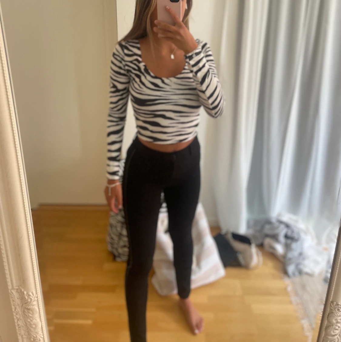 Svart Byxa från Zara med en silvrig detalj längs benet - 90