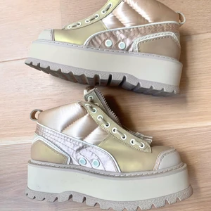 Fenty Boots  - Skitcoola boots från fenty puma kollektionen, kommer ej till användning. 40,5 men är små i storleken! 