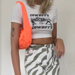 Orange puff väska  - Ger rabatt vid köp av flera accesoarer/plagg så kolla min sida!! 🦋🦋