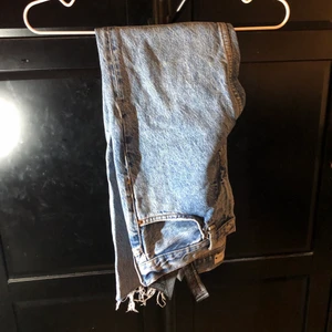 Mom jeans zara - Storstädar och säljer allt som inte används längre. Frakten står köparen för om inte annat bestämt. Tar gärna fler bilder med mått men provar inte plagg av personliga skäl. Allt från vintage, dyra märken och fast Fashion. Strl o märke finns på sista bild.