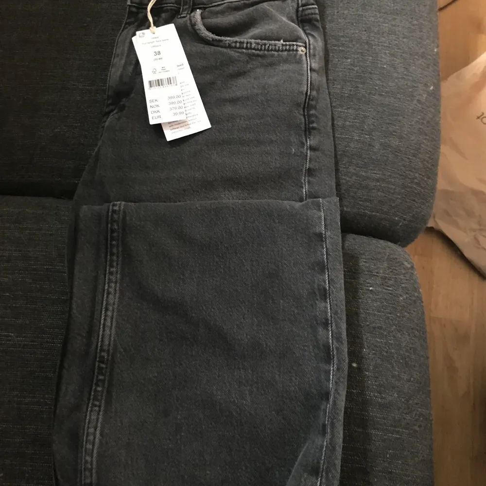 Nya jeans med lapparna kvar. Nypris 399. Jeans & Byxor.