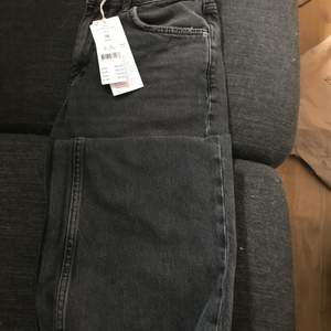 Nya jeans med lapparna kvar. Nypris 399