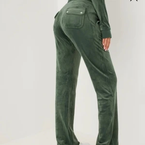 Juicy couture - Hej lägger ut igen för oseriösa köpare dem e i strl xxs passar som xs kan tänka mig o byta till svarta, vita, beiga elle så i strl xxs MED FICKOR! 900 eller byta💖Hör av dig om du e intresserad eller fler bilder. Möts upp i Stockholm💖