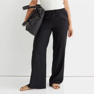 Svarta linnebyxor!🖤 - ⚠️TRYCK INTE KÖP DIREKT⚠️Säljer detta superfina sättet som består av en svart shorta och ett par svarta linnebyxor i satin,näst intill oanvända,från hm i storlek xs-s,bara att skriva för Egna bilder! Startbidrag på 150kr,köptes för 399kr😊💕