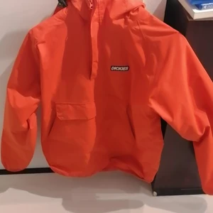 Dickies jacka - Säljer min dickies jacka pga jag inte använder den. Den har blivit använd ett par gånger och har lite fläckar på sig. Relativt vattentätt 