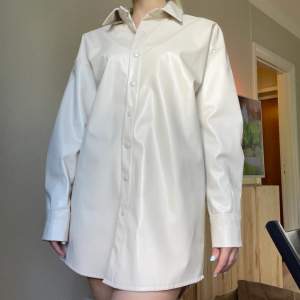 Säljer min fina skinnskjorta från bikbok som även går superbra att använda som en vårjacka! Beige färg och lite längre i modellen. Väldigt fint skick då den knappt är använd! 