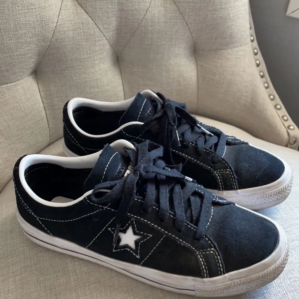 Superfina converse i strl 38,5. Köpte dom för några månader sen men har inte kommit till användning så mycket som jag ville. I toppskick men eftersom jag använt din lite så är sulan lite lortig, men kan fixa innan jag skickar iväg. ❤️ 450 kr plus frakt. Skor.