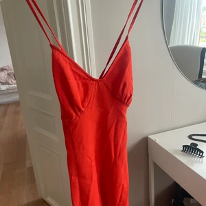 Röd långklänning med slits - Köpte till balen men kom ej till användning 