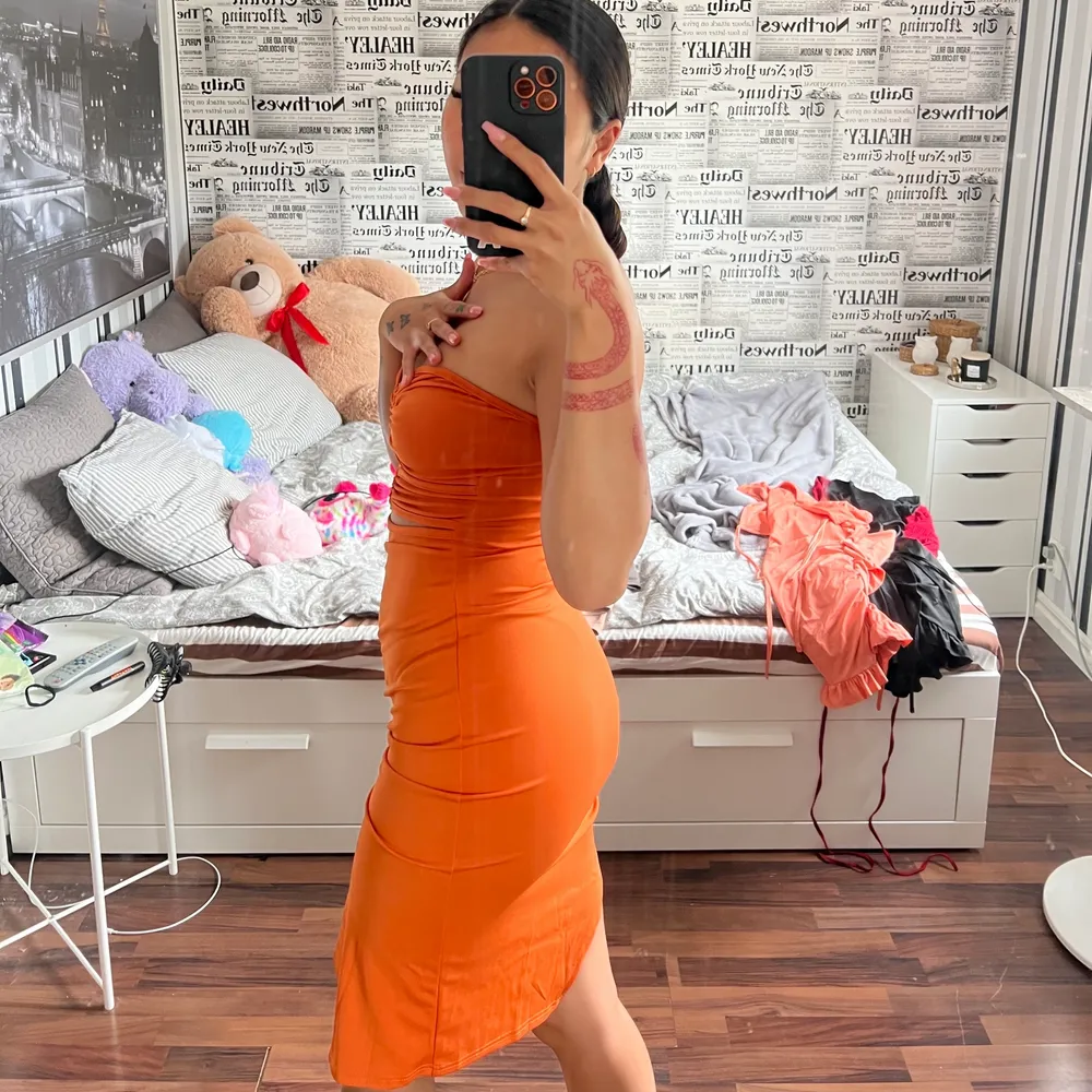 Super fin orange klänning! Kommer tyvärr inte till användning! . Klänningar.