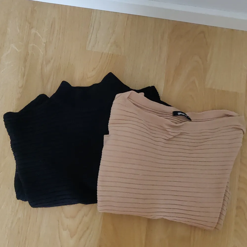 Två stickade tröjor från Gina. Den svarta i storlek S och den beiga i storlek XS. Köp båda för 150 eller en för 100. . Stickat.