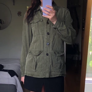 Cargoskjorta - Militärgrön skjorta/jacka från bikbok. Väldigt skönt och lätt material.
