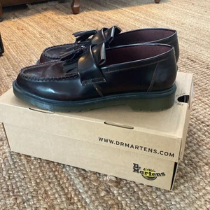 Dr. Martens loafers - Säljer mina Dr. Martens Adrian loafers i storlek 44. De är i bra skick, har inte använts ofta.  Nypris 1800kr