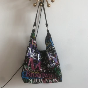 Ikoniska New York väskan - Ikoniska New York väskan i toppskick☺️ vet inte ifall någon skulle vara intresserad men värt ett försök😊 skriv för frågor☺️