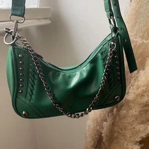 Axelväska  - Super snygg axelväska i snygg grön färg. Aldrig använd! 