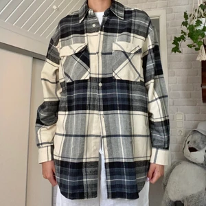 Oversized skjorta  - En oversized rutig skjorta från bikbok. Sällan använd, fint skick!! 