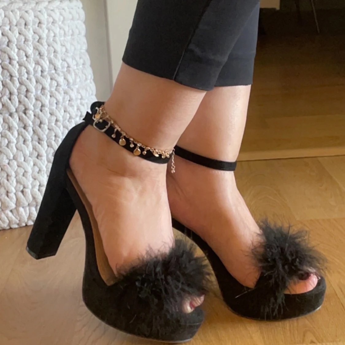 Svarta klackar med svarta fjädrar 