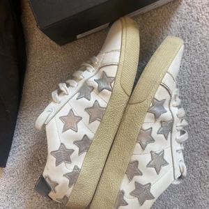 Ysl skor - Säljer mina ysl skor i storlek 37, köpta på mytheresa för 4800 kr, skorna är använda en del men i bra skick och snören går att tvätta  Kartong, dustbag, äkthetsbevis och kvitto medkommer💞