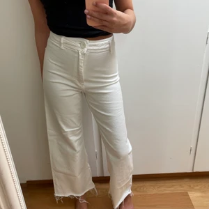 Jeans  - Säljer ett par jeans från zara i modellen ”the Marine straight”. Fint skick (använda cirka 4 gånger) skriv vid frågor eller fler bilder 