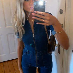 Jumpsuit  - Säljer min fina mango jumpsuit som är slutsåld på hemsidan. Den sitter verkligen som en smäck och är tillräckligt lång på mig som är 170 cm. Den är i storlek S men är lite stretchig så passar nog xs samt M också💞