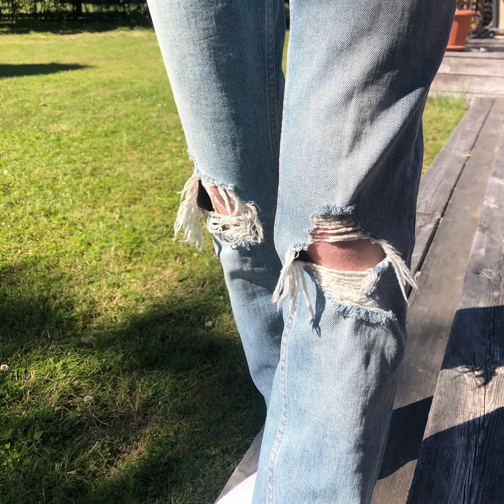 Säljer dessa mom-jeans från Gina Tricot, med hål som detaljer på knäna. De är i modellen LEAH💙 Endast använda ungefär 10 gånger, så väldigt bra skick! Säljer då de inte passar mig längre. Frakt kan variera beroende på pris. (Tryck INTE på köp nu). Jeans & Byxor.