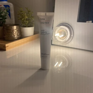 Indy beauty  - En SOS spot treatment ifrån indy beauty som är oanvänd. Hjälper att torka ut finnar. Nypris runt 150kr💓