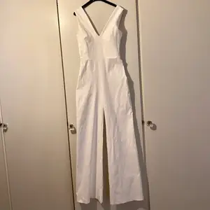 Säljer denna urgulliga jumpsuit från Vesper som är köpt på Asos! Aldrig använd, lappen är fortfarande kvar. Nypris 819 kr.