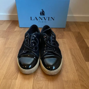 Lanvin sneakers - Gott skick och använda fåtal gånger. Box och påsarna finns kvar. Storlek 9 som typ motsvarar 43