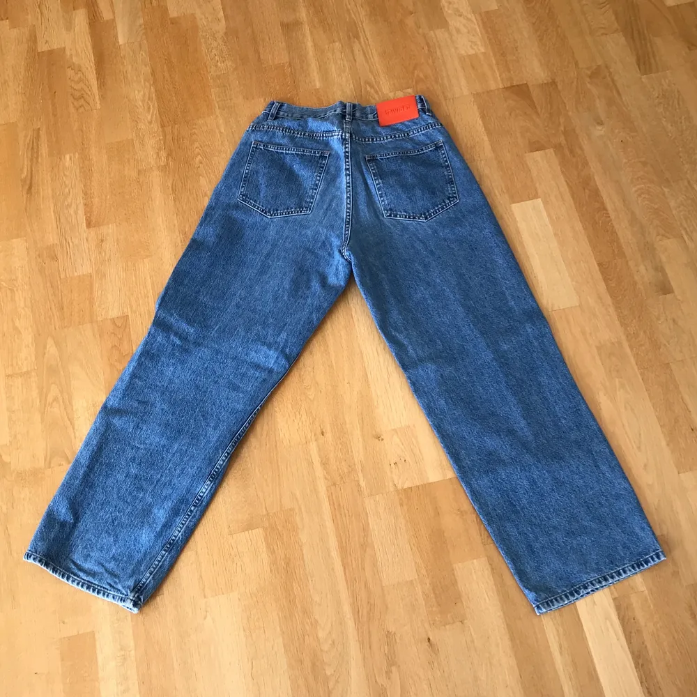 Blåa jeans från Bewider! Vida och sköna. Bra skick. Storlek 30/32. Mått: midja: 38 cm innerbenslängd: 76 cm benöppning: 25 cm. Jeans & Byxor.
