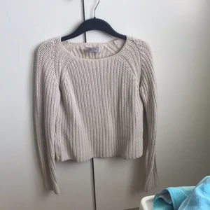  - En varmare tröja från märket Hunkydory i storlek XS. Färgen är beige   Orginal pris: 1200kr